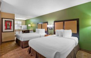 una camera d'albergo con due letti e una cucina di Extended Stay America Suites - Richmond - West End - I-64 a Short Pump