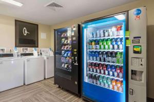 uma máquina de venda automática de refrigerantes numa loja em Extended Stay America Suites - St Louis - Airport - Central em Bridgeton