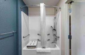 La salle de bains est pourvue d'une douche et d'une baignoire. dans l'établissement Extended Stay America Suites - Dallas - Coit Road, à Dallas