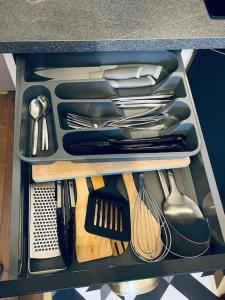 un tiroir rempli de nombreux ustensiles dans l'établissement Le Black and White studio centre-ville historique, à Bourges