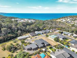 una vista aerea di un resort con l'oceano di Kira Lani - Pet friendly Tura a Tura Beach