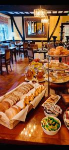 - une table avec de nombreux types de pain et de viennoiseries dans l'établissement Crown & Cushion Hotel, à Chipping Norton