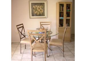 jadalnia ze szklanym stołem i krzesłami w obiekcie Torquay Beach Holiday Home w mieście Torquay