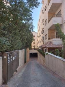 een lege steegweg in een stad met gebouwen bij Elegant Home in Amman