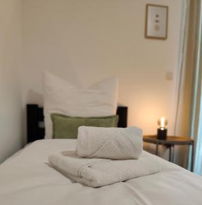 a pile of towels sitting on top of a bed at Hygge Home - mit Garten und Stellplatz für Feriengäste-, Monteure / Netflix / 10 min. zur Sinsheim Therme und zur Autobahn in Sinsheim