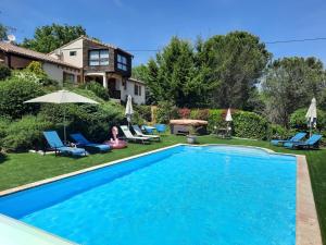 una piscina nel cortile di una casa di Belloréade Maison d'hôtes a Belloc