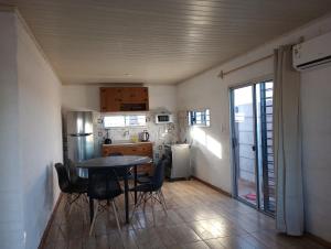 eine Küche mit einem Tisch und Stühlen im Zimmer in der Unterkunft Vicenzo 2 in Melo
