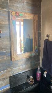 baño con espejo y lavabo negro en Recanto na Serra Bananeiras en Bananeiras