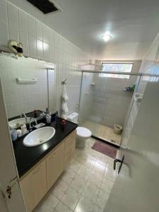 bagno con doccia, lavandino e servizi igienici di Flat na Praia de Intermares a Cabedelo
