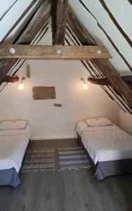 two beds in a room in a attic at La maisonette du bateau lavoir in Semur-en-Auxois