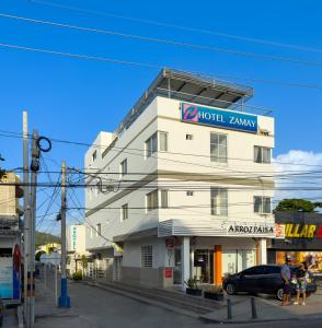 Un edificio blanco con un cartel encima. en Hotel Zamay Gaira, en Santa Marta