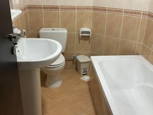 Et badeværelse på شقة البحيره