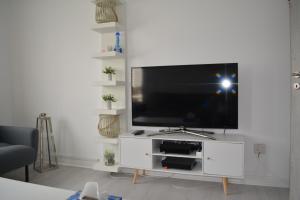 salon z telewizorem w białym centrum rozrywki w obiekcie L'imperator w Annecy