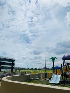 un parque con parque infantil con tobogán en PHOENIX Apartments - Monteurwohnung mit RIESIGER Parkfläche en Bielefeld