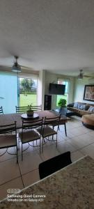 sala de estar con mesa, sillas y sofá en Familiar, casa con alberca y jacuzzi, en Yautepec
