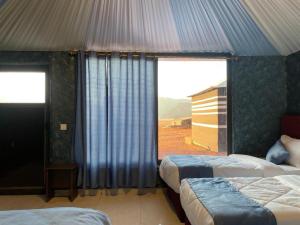 Postel nebo postele na pokoji v ubytování Beyond Wadi Rum Camp