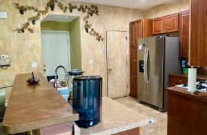 La cuisine est équipée d'un comptoir et d'un réfrigérateur. dans l'établissement Spacious Fully-Equipped Home, à Algonquin