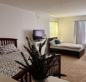 ein Wohnzimmer mit einem Sofa und einem TV in der Unterkunft Spacious Fully-Equipped Home in Algonquin