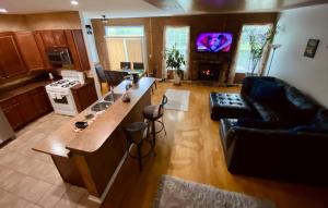 eine Luftansicht auf eine Küche und ein Wohnzimmer in der Unterkunft Spacious Fully-Equipped Home in Algonquin