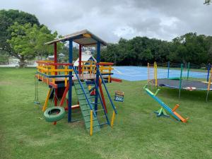 um parque com parque infantil com escorrega em Chalé Refidim em Gravatá