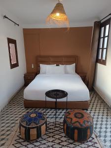 Un dormitorio con una cama con una mesa. en Dar Suncial en Marrakech