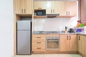 Ett kök eller pentry på OlliebeierArtApartment Charming recently refurbished three-bedroom apartment located in VI
