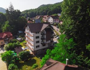 z góry widok na budynek w wiosce w obiekcie Belvedere Olanesti w mieście Băile Olăneşti