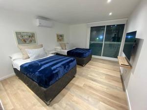 a bedroom with two beds and a window at Apartamento Sea View 204 in San Andrés +28 photos
