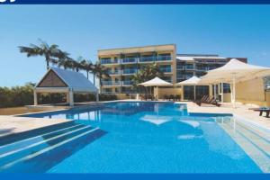 The Entrance Serenity cove في ذا إينترانس: حمام سباحة كبير أمام الفندق