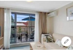 The Entrance Serenity cove في ذا إينترانس: غرفة معيشة مع أريكة وشرفة