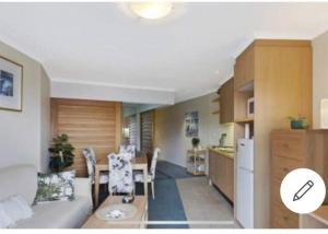 The Entrance Serenity cove في ذا إينترانس: مطبخ وغرفة طعام مع طاولة وكراسي +6 صور