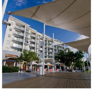 The Entrance Serenity cove في ذا إينترانس: مبنى ابيض كبير امام مبنى