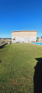 un edificio con un ampio cortile con piscina di ANELEY Casa De Vacaciones a La Merced