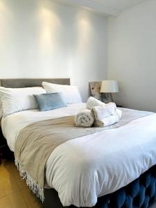 a bedroom with two beds with towels on them at 2Bed Apartment Farringdon St Paul Long Stay Discounts By Cozystays in London