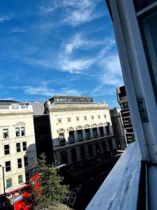 a view of a building in a city at 2Bed Apartment Farringdon St Paul Long Stay Discounts By Cozystays in London