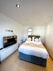 a bedroom with a large bed and a tv at 2Bed Apartment Farringdon St Paul Long Stay Discounts By Cozystays in London