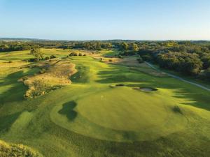 Gallery image of Luxury 1BR Apartment - Golf & Hot Springs Retreat! in Fingal +2 photos