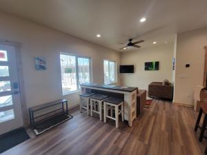 a living room with a table and a couch at Cozy Apartment Between the Rivers in Soldotna