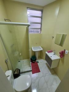 W łazience znajduje się prysznic, umywalka i toaleta. w obiekcie Copacabana Posto 6 até 3 pessoas w mieście Rio de Janeiro