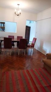 een woonkamer met een eettafel en stoelen bij Hermoso departamento en Recoleta in Buenos Aires