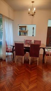 een eetkamer met een houten tafel en stoelen bij Hermoso departamento en Recoleta in Buenos Aires