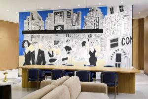 Un lugar para sentarse en Delta Hotels by Marriott New York Times Square