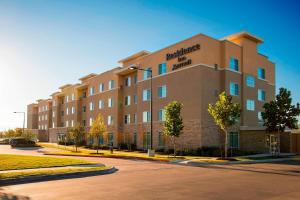 um edifício com as palavras "Burlington inn" em Residence Inn by Marriott Austin - University Area em Austin