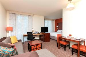 TV a/nebo společenská místnost v ubytování Residence Inn by Marriott Austin - University Area
