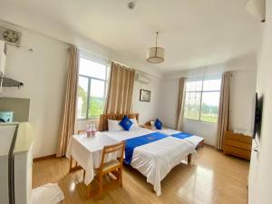 Un dormitorio con una cama y una mesa. en hotel Gia Phong Phat, en Xóm Mỹ Thanh