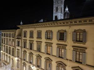 un gran edificio con una torre de reloj en el fondo en B&B Magnifico Messere, en Florencia