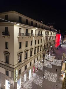 フィレンツェにあるB&B Magnifico Messereのクリスマスライトが飾られた白い大きな建物