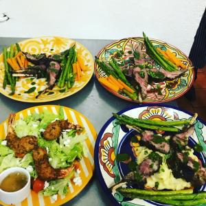 cuatro platos de comida en una mesa con verduras en Hotel la Mansión, en Álamos