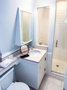 een badkamer met een wastafel, een toilet en een douche bij The Centerboard Nantucket in Nantucket