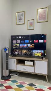 einen großen Flachbild-TV im Wohnzimmer in der Unterkunft Mactan Oasis- Stylish Condo with Pool and Netflix in Agus